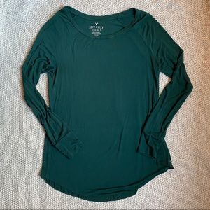American Eagle long sleeve jegging tee.